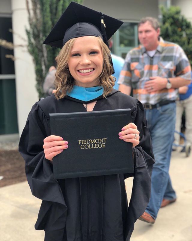 tarasloan's tweet photo. She did it! #mastersdegree @mrskaitlynmundy https://t.co/fvg4BHIIgH https://t.co/LVCNrMvVIA