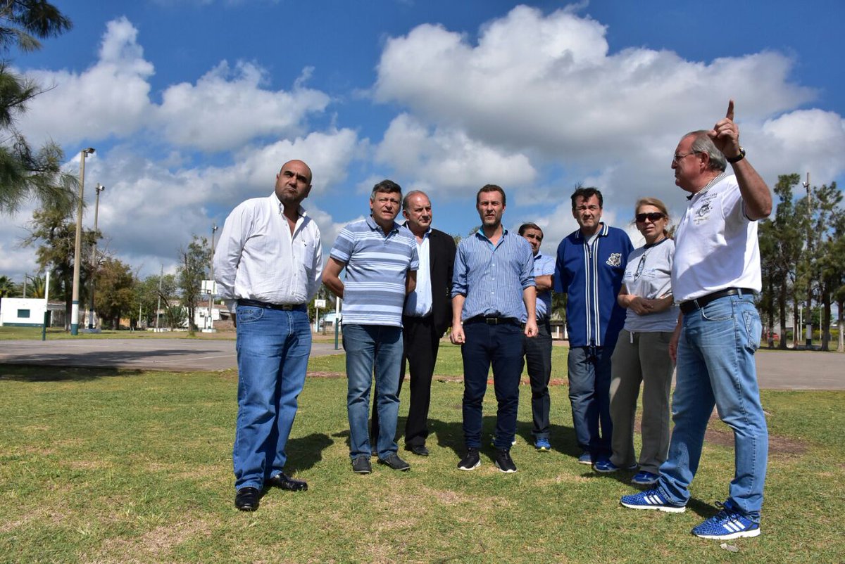 minpei_chaco's tweet photo. #InfraestructuraDeportiva👉Ahora acompañamos al gobernador @domingopeppo en una recorrida por las instalaciones del #CEF7 De #VillaÁngela.Alli planificamos ejecutar un proyecto de #Fortalecimiento que incluirá obras estratégicas como #Microestadio #Canchas @echezafabian https://t.co/vsFjovqXjE