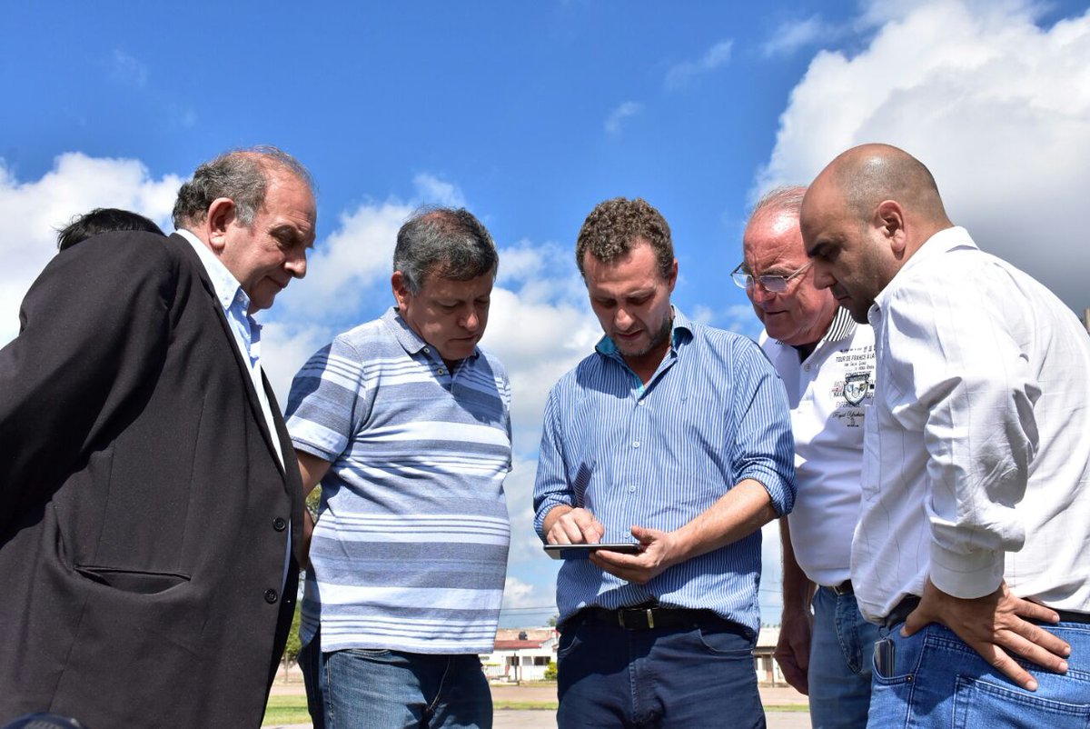 minpei_chaco's tweet photo. #InfraestructuraDeportiva👉Ahora acompañamos al gobernador @domingopeppo en una recorrida por las instalaciones del #CEF7 De #VillaÁngela.Alli planificamos ejecutar un proyecto de #Fortalecimiento que incluirá obras estratégicas como #Microestadio #Canchas @echezafabian https://t.co/vsFjovqXjE