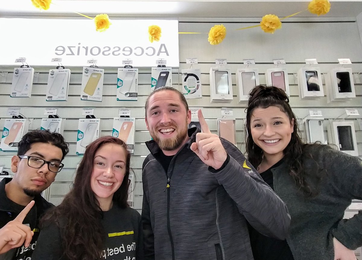 DaneFromSprint's tweet image. Stop by our Hollywood location right off 40th Ave in Portland for all your accessory needs! Whether you have Sprint or not, we can hook you up! #25%OffAllAccessories #WeAreNW #ccComm #Sprint #PartnerUp #GetaQuote @ArthurHThomas @RobertCulp @JamesLeeWC