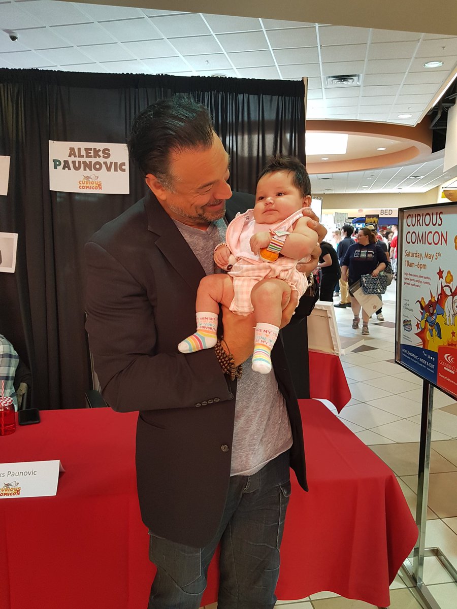 CuriousComicon's tweet photo. seeing @alekspaun melt over a tiny baby is probably the sweetest thing we've ever seen
#CuriousComicon #CuriousComicon2018 #alekspaunovic https://t.co/kOCsTWxWBo