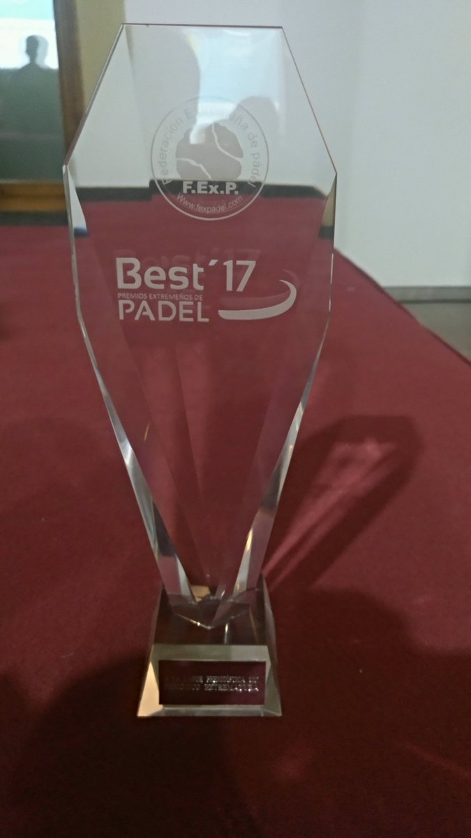 abel16plasencia's tweet photo. Acabo de recoger en nombre de @EPExtremadura el premio a la mejor labor periodística por parte de la @fexpadel #best17
Muchas gracias
@_antoniocid
@JoseMOrtiz66
@Bujacocesto
@JaimeTorbellino https://t.co/REgiJaIGKm