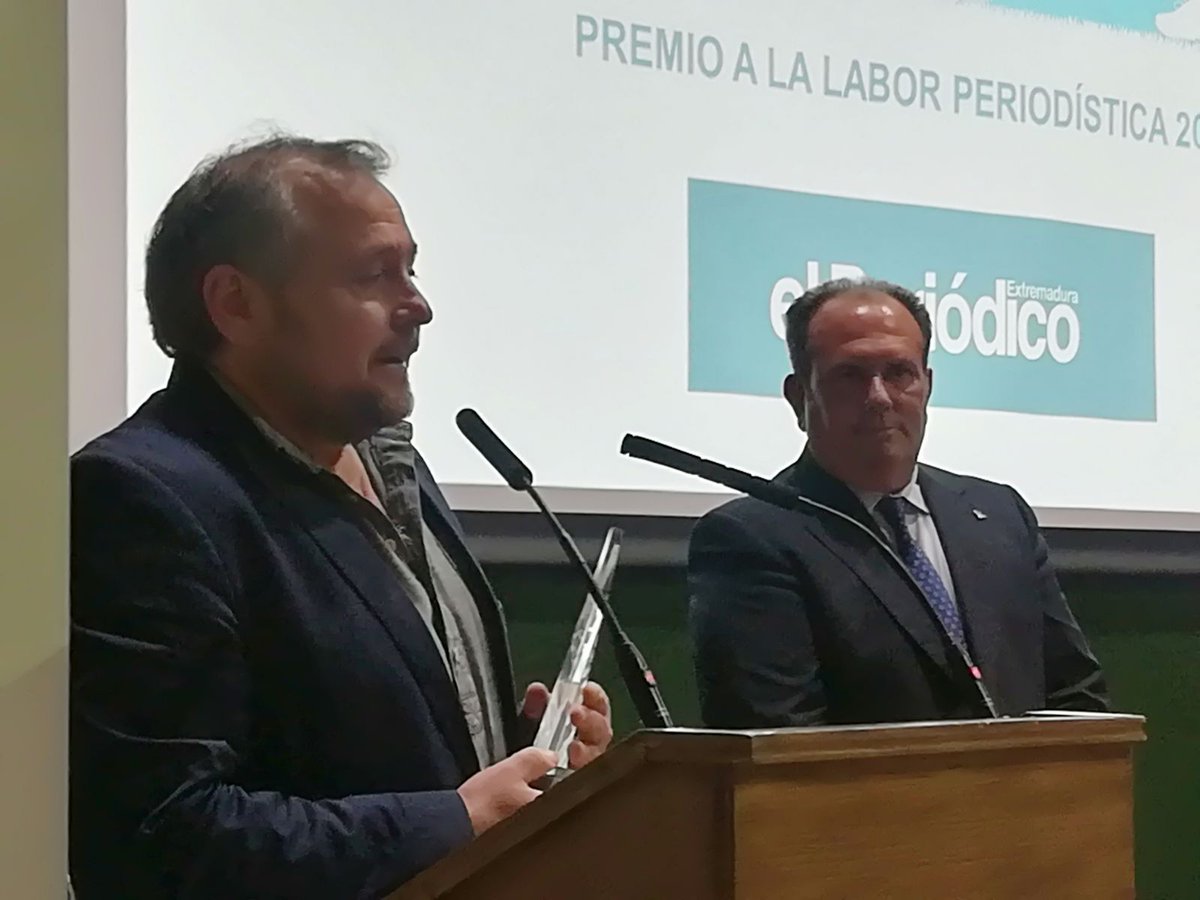 abel16plasencia's tweet photo. Acabo de recoger en nombre de @EPExtremadura el premio a la mejor labor periodística por parte de la @fexpadel #best17
Muchas gracias
@_antoniocid
@JoseMOrtiz66
@Bujacocesto
@JaimeTorbellino https://t.co/REgiJaIGKm