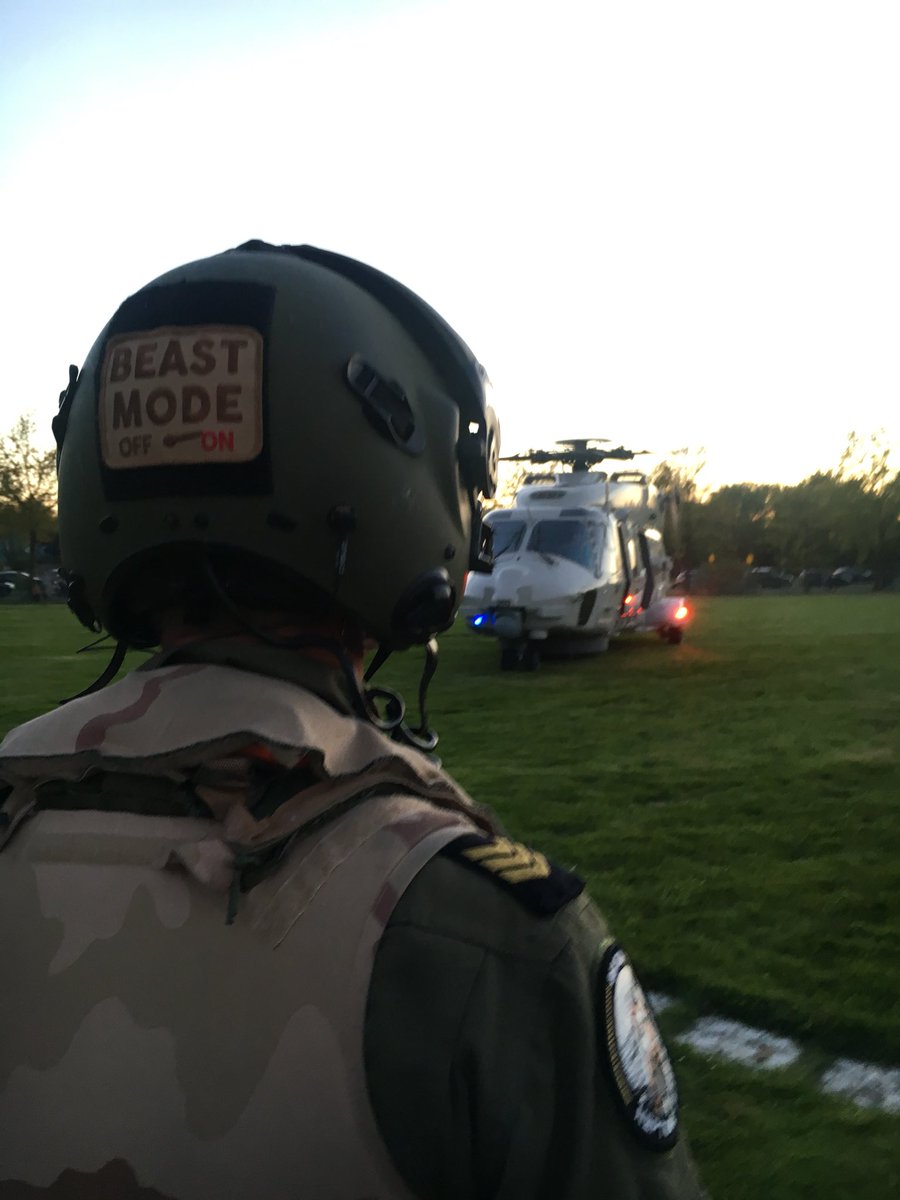 dhcluchtmacht's tweet photo. Laatste vlucht voor @RonnieFlex2907 vandaag. Wat een gave dag! Vliegen voor de vrijheid. Op naar Leeuwarden! #5meiheli Geen vliegangst meer 😉 #Flexflight #NH90 #bevrijdingsfestival @andresteur 👊🏻@Comite4en5mei https://t.co/mracjFYUF7