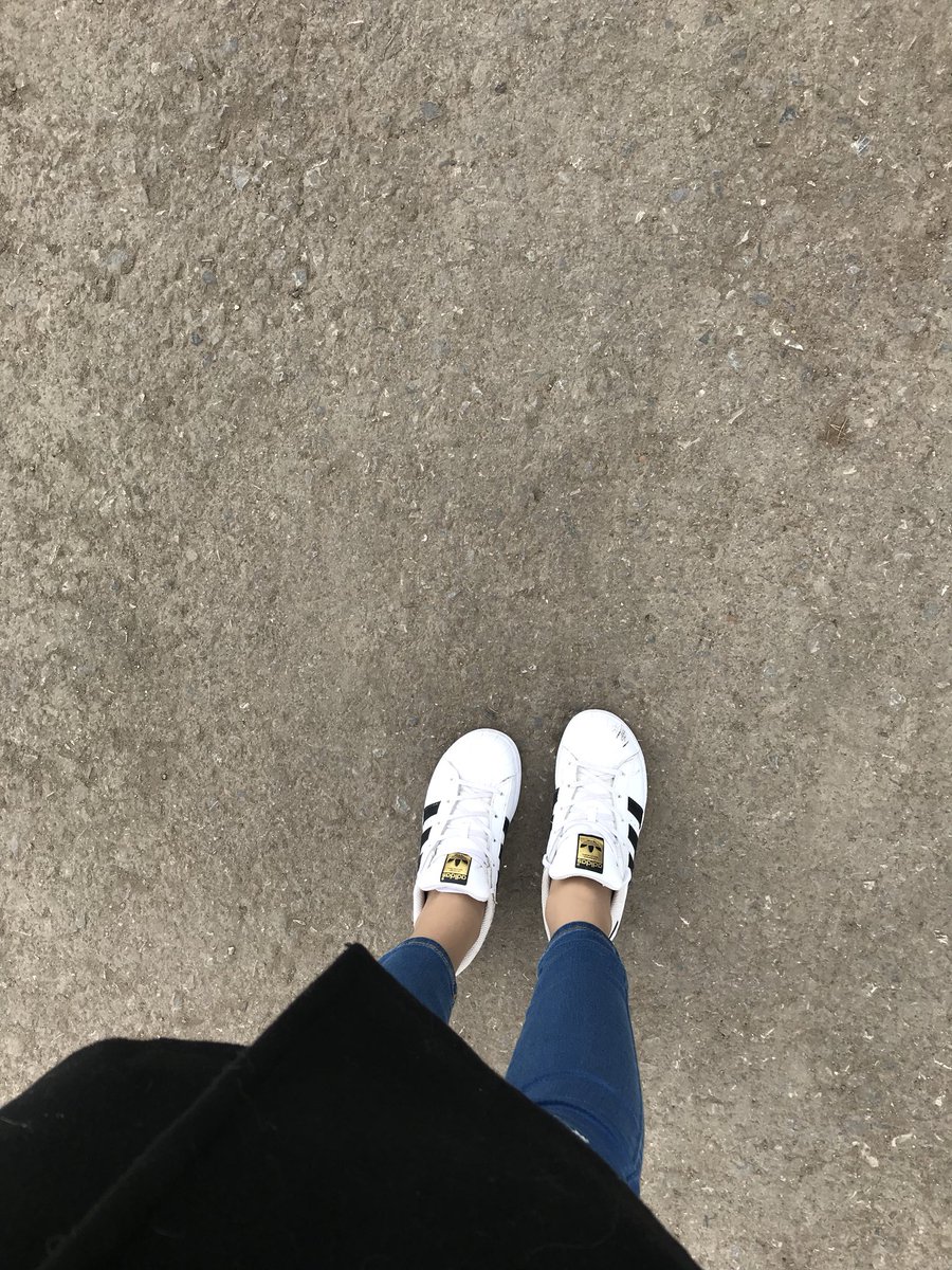 tomka4part's tweet photo. Обожаю этот  город просто !!!!представьте ситуацию :
Иду по чике никого не трогую(за мороженной)мне на встречу девка она смотрит на меня я на неё.Она подходит ближе даёт мне пощёчину ( тип хер ли палишь) я в ответку с локтя ей по голове  и идём дальше 
Класс 🙌🏻 https://t.co/pXJKLCFOz5
