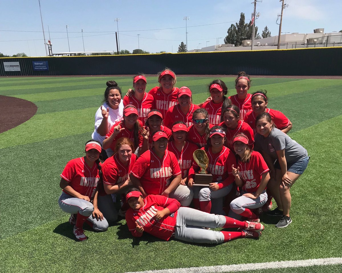 melrenramos's tweet photo. Congratulations Lady Mustangs! Area Champions 🏆🏆 @CHSSoftball2015 @CHSMustangsLBB @AJ_BNavarette @klbk_sports @TXPrepSoftball @pchristy11 @806SPORTS @806hssc https://t.co/HWXHVSknix
