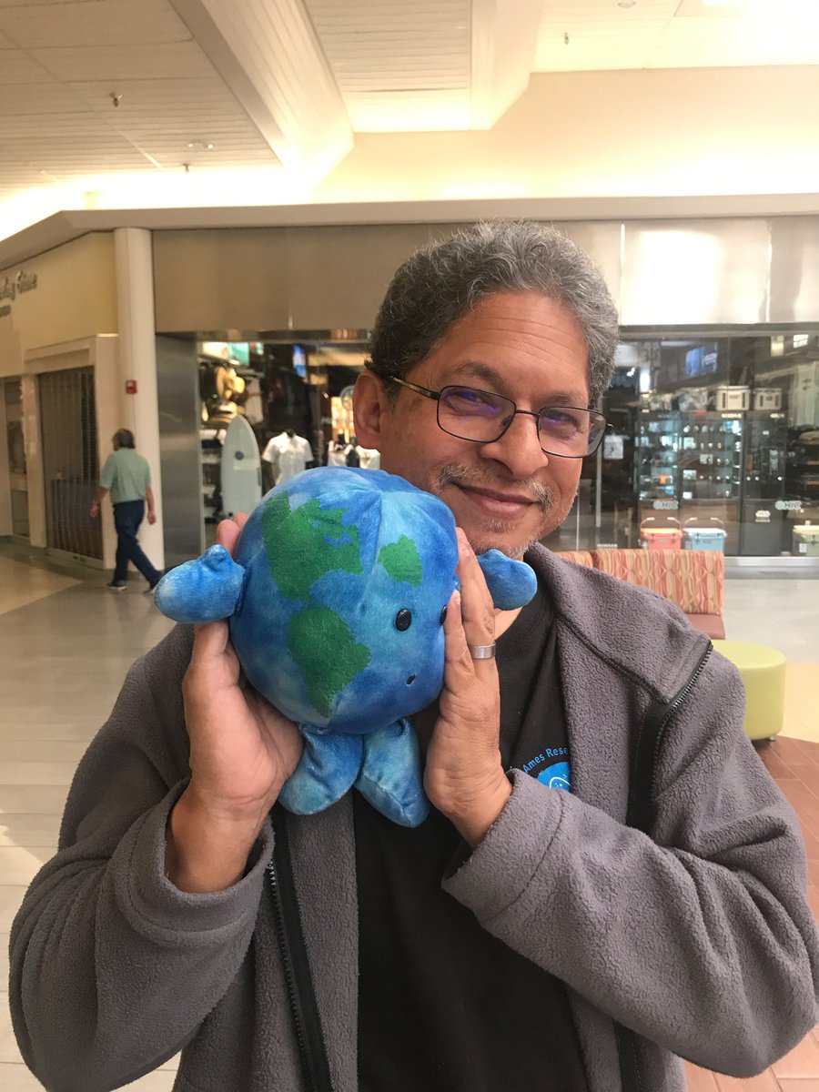 puragragt's tweet photo. #AstroDay2018 @CFHTelescope Delighted to be part of a wonderful community outreach event in Hilo, Hawaii (with my favorite planet) https://t.co/45iIm1ocdp
