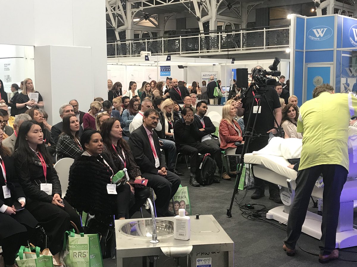 DermaceuticUk's tweet image. Amazing live demonstration of our exclusive Cosmo Peel Forte TCA peel, with a room of of 70 delegates, We think we made a good impression #dermaceutic #innovation #skin #peels