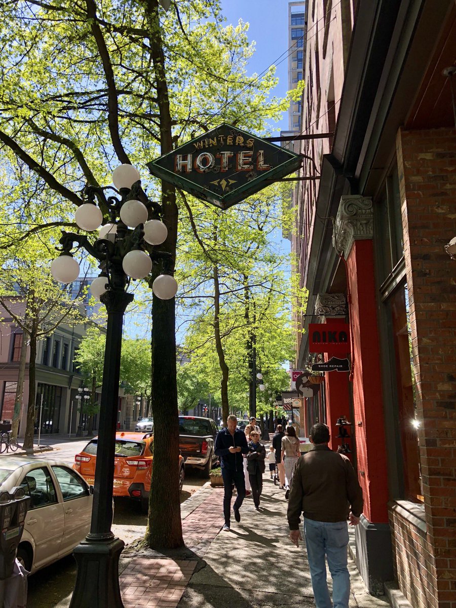  #Vancouver’s  @Gastown heritage neighbourhood rightly gets attention for its historic buildings & streets — but the wonderful mature street trees also contribute hugely to its special character, comfort & walkability.  #StreetsAreBetterWithTrees