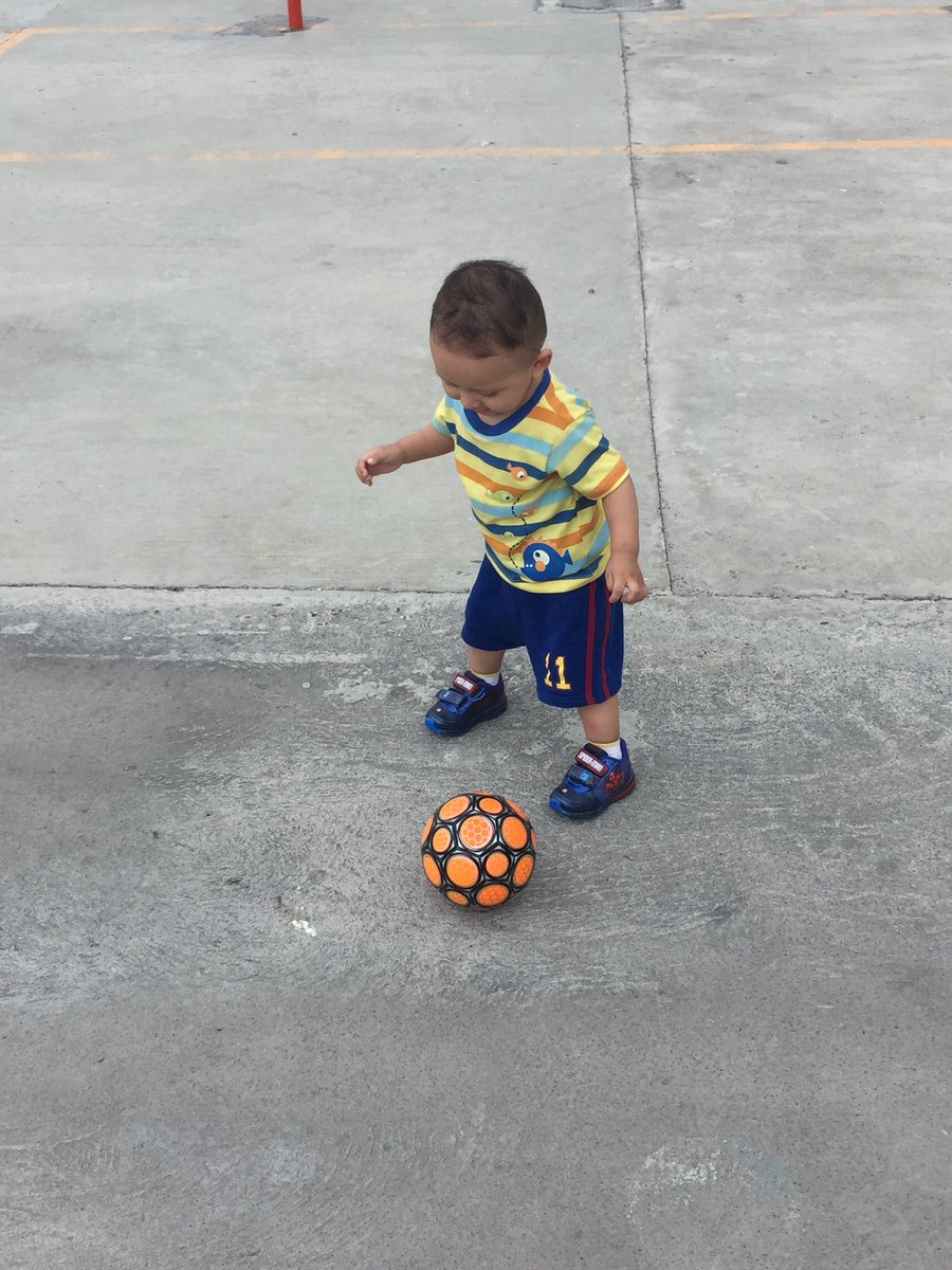 AnaLauG_'s tweet photo. Mi cache será futbolista ⚽️❤️😎 #DeChivas https://t.co/W9LOW5Y5N6