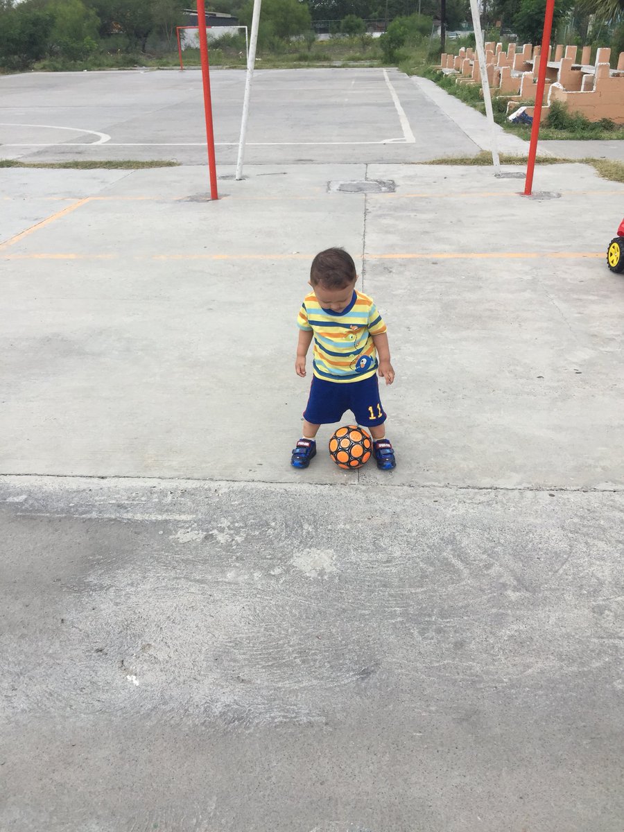 AnaLauG_'s tweet photo. Mi cache será futbolista ⚽️❤️😎 #DeChivas https://t.co/W9LOW5Y5N6