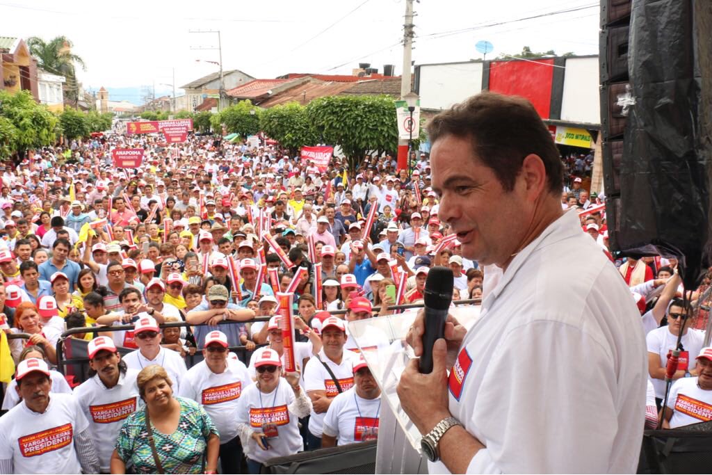 German_Vargas's tweet photo. Y acá, frente a miles de ciudadanos que me acompañan en esta magnifica  concentración en La Mesa, adquiero el compromiso de sacar adelante el Embalse de Calandaima, que beneficiará a toda la provincia del Tequendama https://t.co/cVEhzexibS
