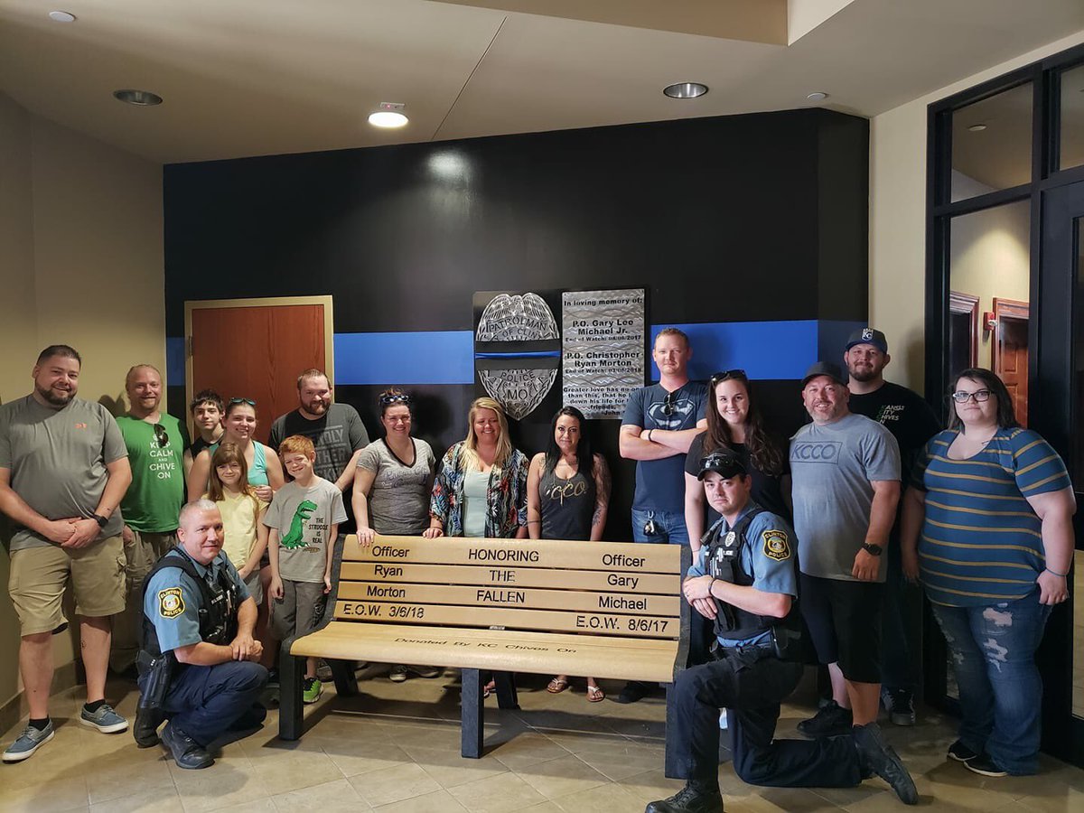 KCChivesOn's tweet photo. Memorial bench has been delivered to #ClintonPD! #KCChivesOn #KCChiveFamily #KCCO #BeTheTenPercent #ChiveThings #ChiveFriends https://t.co/qyBAcwhQBl