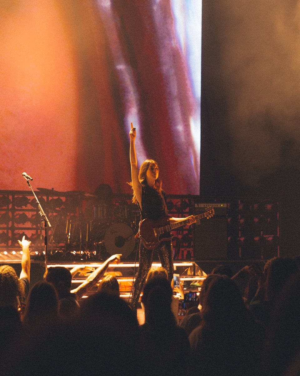 HAIMtheband's tweet photo. NYC ! https://t.co/H5dtdWzRS0