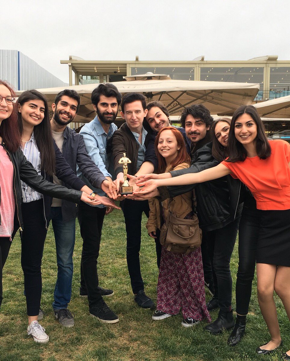 BauEdeb's tweet photo. Edebiyat Kulübü olarak, 2017-18 dönemi “En İyi Çıkış Yapan Kulüp” ödülünü aldık. Ödülü yönetim kurulumuz kulüp adına almıştır. Bize bu imkanı veren  Öğrenci Dekanlığımıza, bu ödülün emekçileri olan yönetim kurulumuza ve bütün üyelerimize teşekkür ediyoruz.📓 https://t.co/rAI1ghOzPz