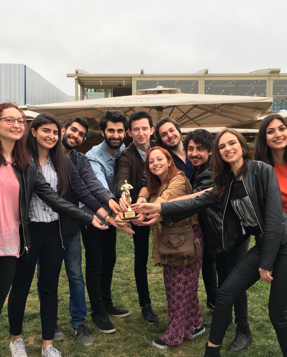 BauEdeb's tweet photo. Edebiyat Kulübü olarak, 2017-18 dönemi “En İyi Çıkış Yapan Kulüp” ödülünü aldık. Ödülü yönetim kurulumuz kulüp adına almıştır. Bize bu imkanı veren  Öğrenci Dekanlığımıza, bu ödülün emekçileri olan yönetim kurulumuza ve bütün üyelerimize teşekkür ediyoruz.📓 https://t.co/rAI1ghOzPz