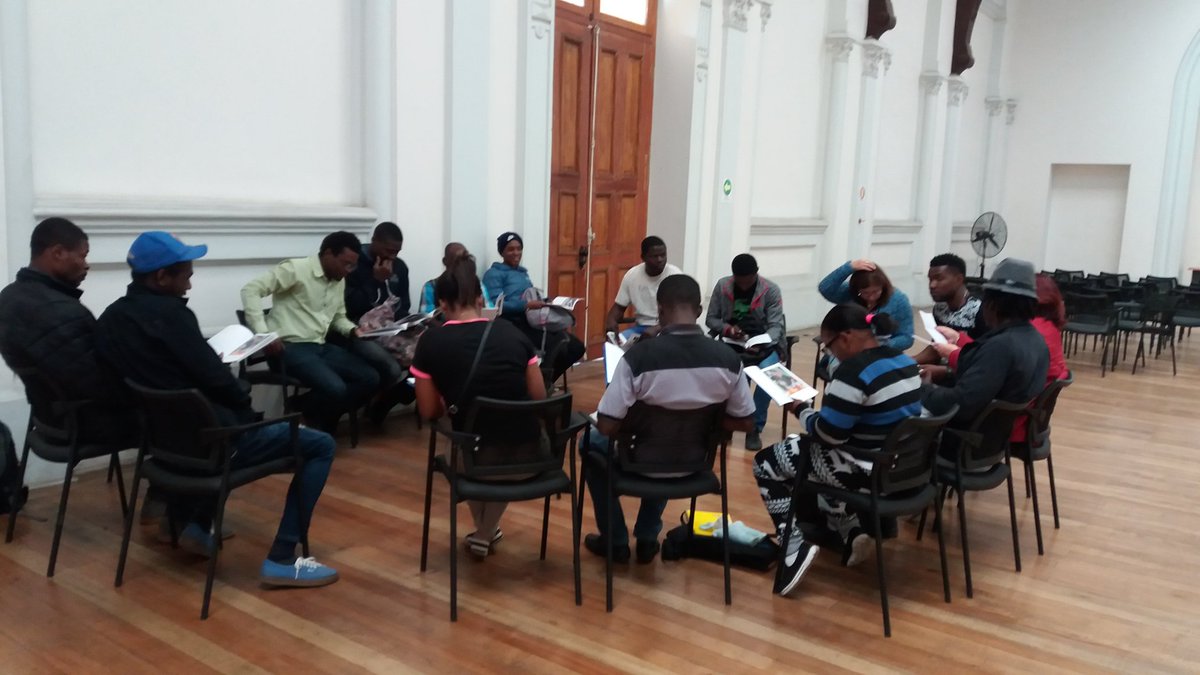 fupachile's tweet photo. Como siempre reunimos todo sábado con los migrantes, partimos hoy con clases de español, y luego con el #ClubLiterarioDeMigrantes Hoy hemos leido los mejores 100 cuentos del XVI Concurso de #SantiagoEn100Palabras. Agradecemos a los chilenos que nos comparten un rico desayuno hoy. https://t.co/K1IvaUEvKa