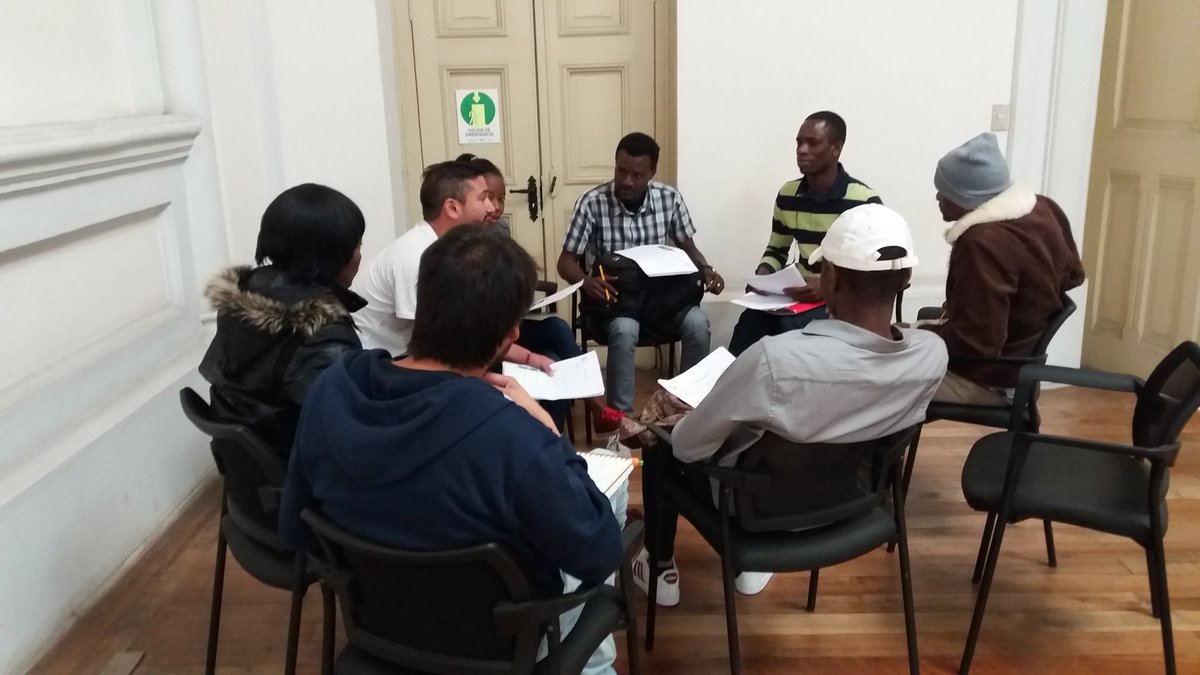 fupachile's tweet photo. Como siempre reunimos todo sábado con los migrantes, partimos hoy con clases de español, y luego con el #ClubLiterarioDeMigrantes Hoy hemos leido los mejores 100 cuentos del XVI Concurso de #SantiagoEn100Palabras. Agradecemos a los chilenos que nos comparten un rico desayuno hoy. https://t.co/K1IvaUEvKa
