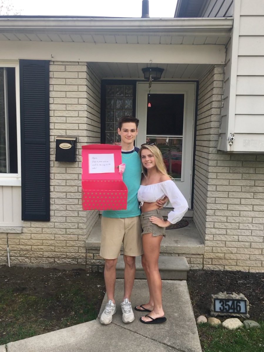 lyssa1818's tweet photo. prom ! https://t.co/rfR8Tz1GVB