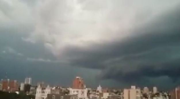 todonoticias's tweet photo. Ya no hay más alerta meteorológico en el Litoral pero la próxima semana habrá más lluvias en esa región. Ayer en Entre Ríos, un hombre murió tras ser arrastrado por el agua cuando cruzaba un arroyo en el que había subido el caudal https://t.co/FsYHEFoQW7