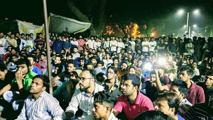 drbadman007's tweet photo. Students FIR has still not been registered by Police.
 
Instead police has lodged an FIR against 300 Students.

Protest still going on.. Join at Bab-e-syed , Aligarh Muslim University.

#WeStandWithAMU 
#StandwithAMU 
#AMUProtests https://t.co/uLT1qR8dPl