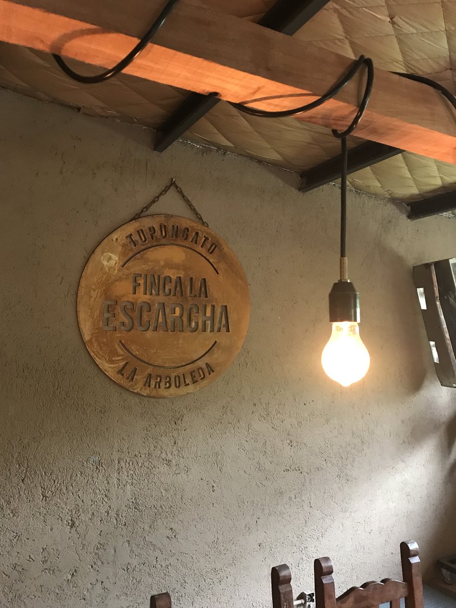 bonvino_ar's tweet photo. Un excelente recorrido por #FincaLaEscarcha. Con #SantiagoReta como anfitrión pudimos descubrir el secreto de la imagen del #Encubierto. Luego una degustación por las 5 etiquetas de la familia que tiene a #GiuseppeFranceschini crea en cada cosecha. Un paraíso en #tupungato https://t.co/62V8XJWjxw