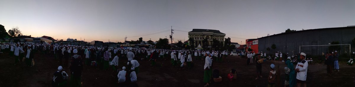 sidogirimedia's tweet photo. Suasana pulangan libur Ramadhan santri banin Pondok Pesantren Sidogiri. Semoga selamat sampai tujuan sebagai jendela kecil Sidogiri.
#SantriSidogiri
#LiburRamadhan https://t.co/iFPtnUcO17