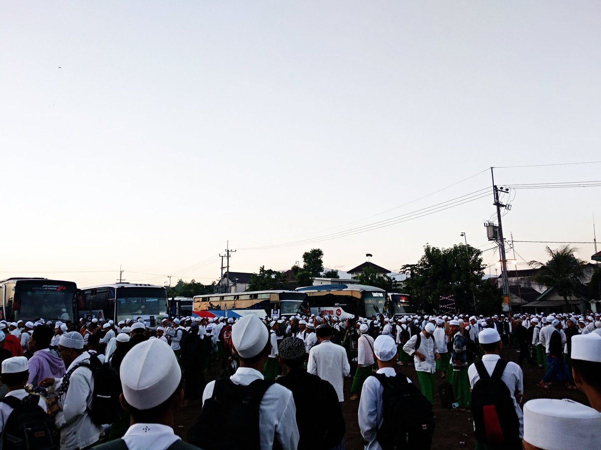 sidogirimedia's tweet photo. Suasana pulangan libur Ramadhan santri banin Pondok Pesantren Sidogiri. Semoga selamat sampai tujuan sebagai jendela kecil Sidogiri.
#SantriSidogiri
#LiburRamadhan https://t.co/iFPtnUcO17