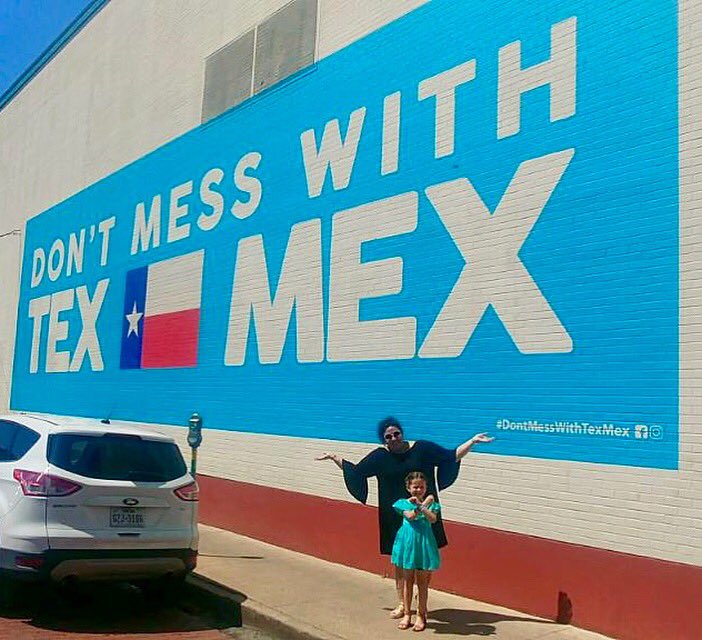 lorievalle's tweet photo. #DontMessWithTexMex! 🌮🥑
#ElFenix 💯years strong! #Congrats @ElFenixMexican #HappyCincoDeMayo https://t.co/aX187ypnVL