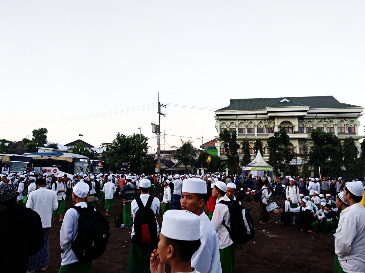 sidogirimedia's tweet photo. Suasana pulangan libur Ramadhan santri banin Pondok Pesantren Sidogiri. Semoga selamat sampai tujuan sebagai jendela kecil Sidogiri.
#SantriSidogiri
#LiburRamadhan https://t.co/iFPtnUcO17