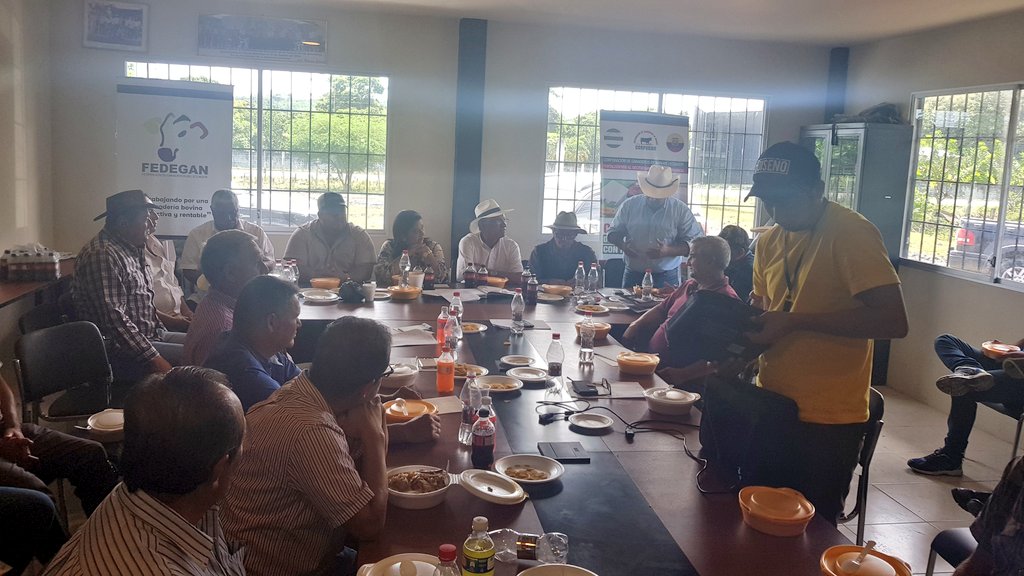 kary_arteagam's tweet photo. Reunión con los representantes de la Corporación de Ganadores de Manabí #CORPOGAM.
Escuchando sus necesidades y propuestas para mejorar el sector productivo ganadero. @AsambleaEcuador @Lenin @marialevicuna @elizcabezas @BloqueAP35 @corpogam https://t.co/nOrSeVMXd2