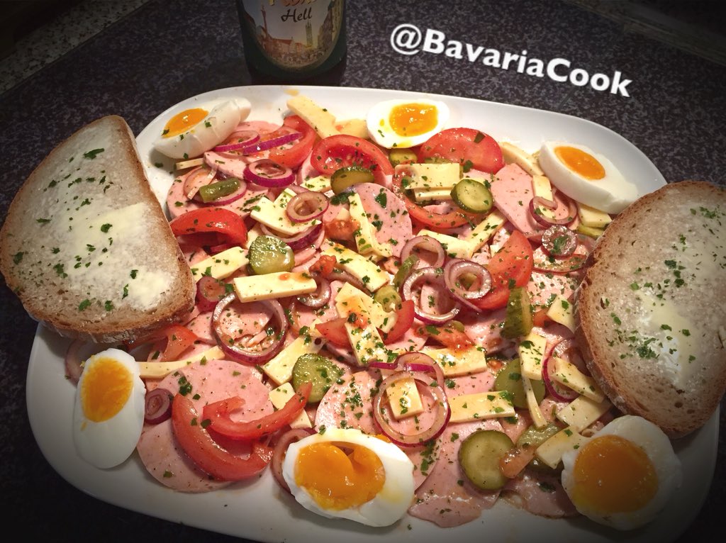 BavariaCook's tweet photo. ...mein #favorite zum #abendessen nach @bavaria_cook #style #wurstsalat #pork #meat #gurken #zwiebeln #onions #käse #cheese #eier #eggs #schnittlauch #butter so #iloveit #foodblogger #foodstagram #hobbykoch #niederbayern #bayerischerwald #summer2018 #somagesderbayer https://t.co/an6saNbfHL