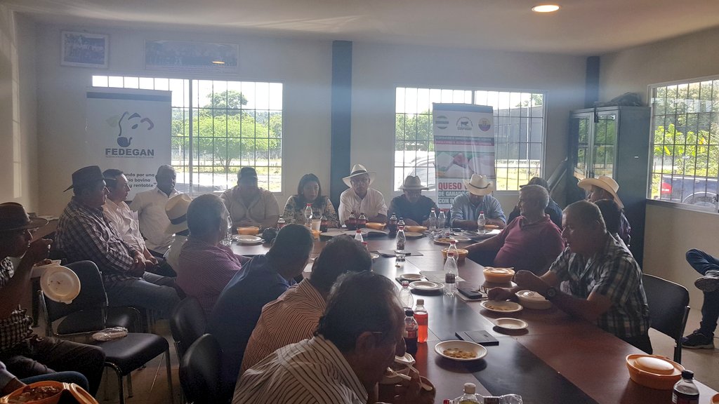 kary_arteagam's tweet photo. Reunión con los representantes de la Corporación de Ganadores de Manabí #CORPOGAM.
Escuchando sus necesidades y propuestas para mejorar el sector productivo ganadero. @AsambleaEcuador @Lenin @marialevicuna @elizcabezas @BloqueAP35 @corpogam https://t.co/nOrSeVMXd2