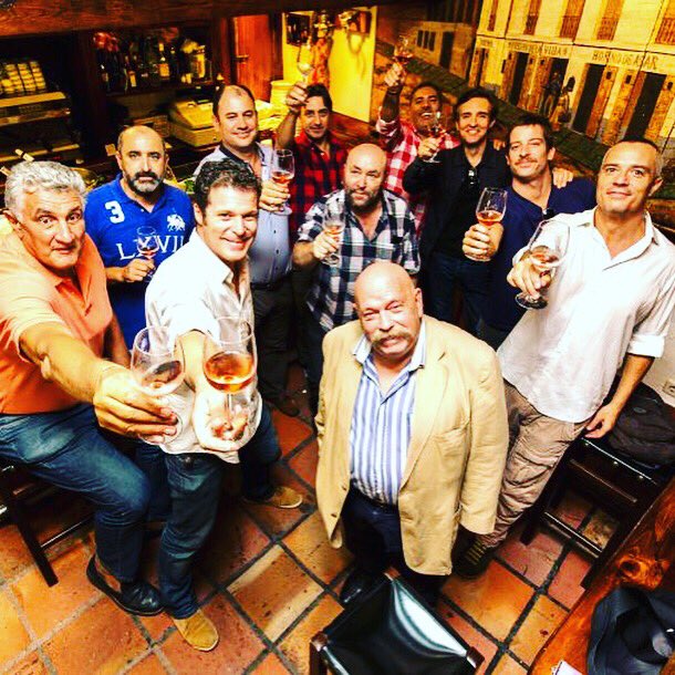 Os doy las buenas noches en un día triste. Una foto que refleja algunos de los amigos de José María, los de la Cofradía del Chuletón. No están los 18, pero a todos nos encanta esta imagen. DEP Maestro. ❤️❤️❤️❤️❤️❤️❤️❤️❤️❤️❤️❤️❤️❤️❤️❤️❤️❤️