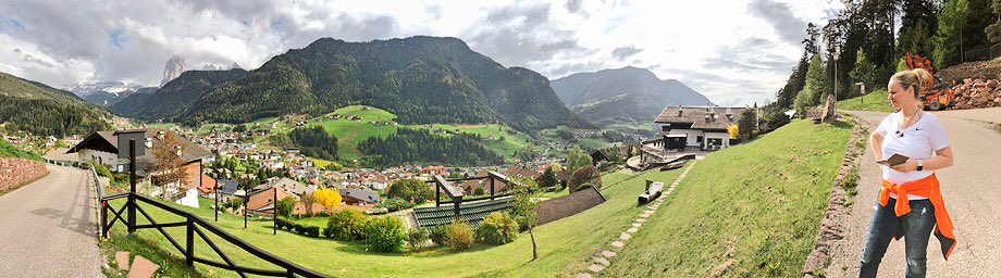 NancyUndStefan's tweet photo. Wir sind in St. Ulrich (Ortisei / Urtijëi) in Gröden in Süd-Tirol und haben schon @giorgiomoroder die Ehre erwiesen! (Kurz bei seinem Haus vorbei geschaut; natürlich NICHT geklingelt!)
Es ist ja soooo schön hier!!! #ortisei #südtirol #stulrich #moroder https://t.co/JTKCLGZZej