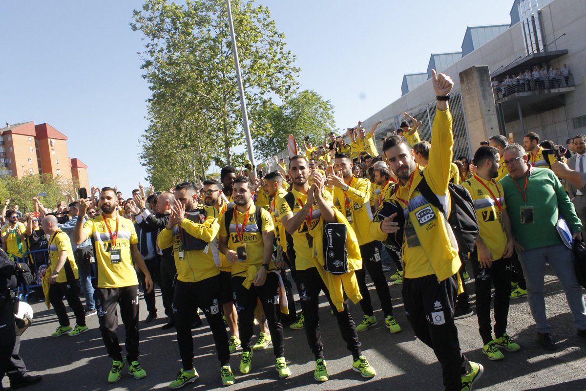 JaenFS's tweet photo. Estamos MUY orgullosos de poder tener junto a nosotros a la mejor afición del planeta. 

Nos hacéis sentir los auténticos campeones #MareaAmarilla💛

¡Sigamos haciendo historia juntos! ¡MIL GRACIAS! https://t.co/Ky0MnPg7Vh