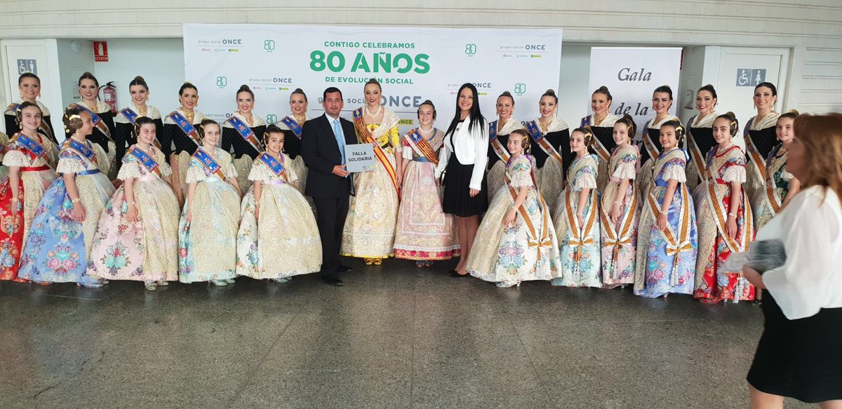 FallaStaCruzTfe's tweet photo. Nuestro Presidente Iñaki y Ana (FM 2018) en la Gala de Premios Solidarios organizada por @JCF_Valencia y @ONCE_oficial #GalaSolidaria #FallaSolidaria https://t.co/f48pJgdY6C