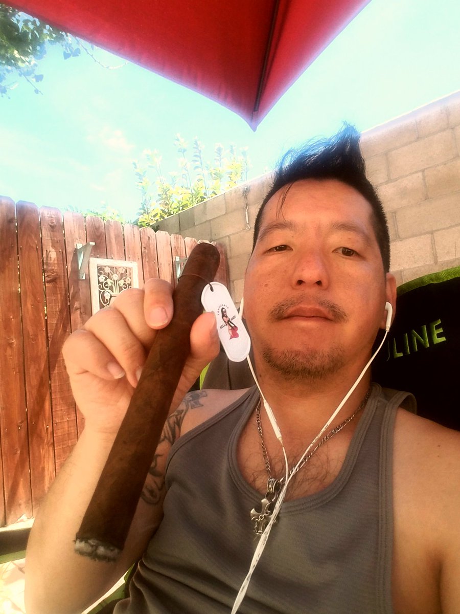 rkwon74's tweet image. Nice day! Gonna get ready to go out in a few hours. But first, #hellmary #traficantecigars #wearethecartel #cigars #cigarlifestyle #cigarworld #cigarporn #cigarsociety #botl #sotl #cheers