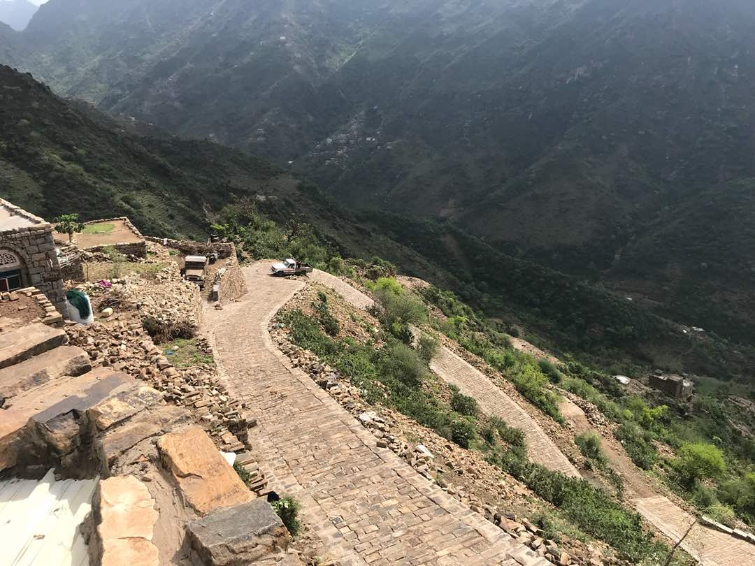 SFDYemen's tweet image. Roads deliver aid to inaccessible communities. This 80%-performed road serves 3 villages in #Raymah governorate #Yemen creating jobs thru #CfW for people from 200 households. 
#BringDevBack #KfW #GermanGov_KfW