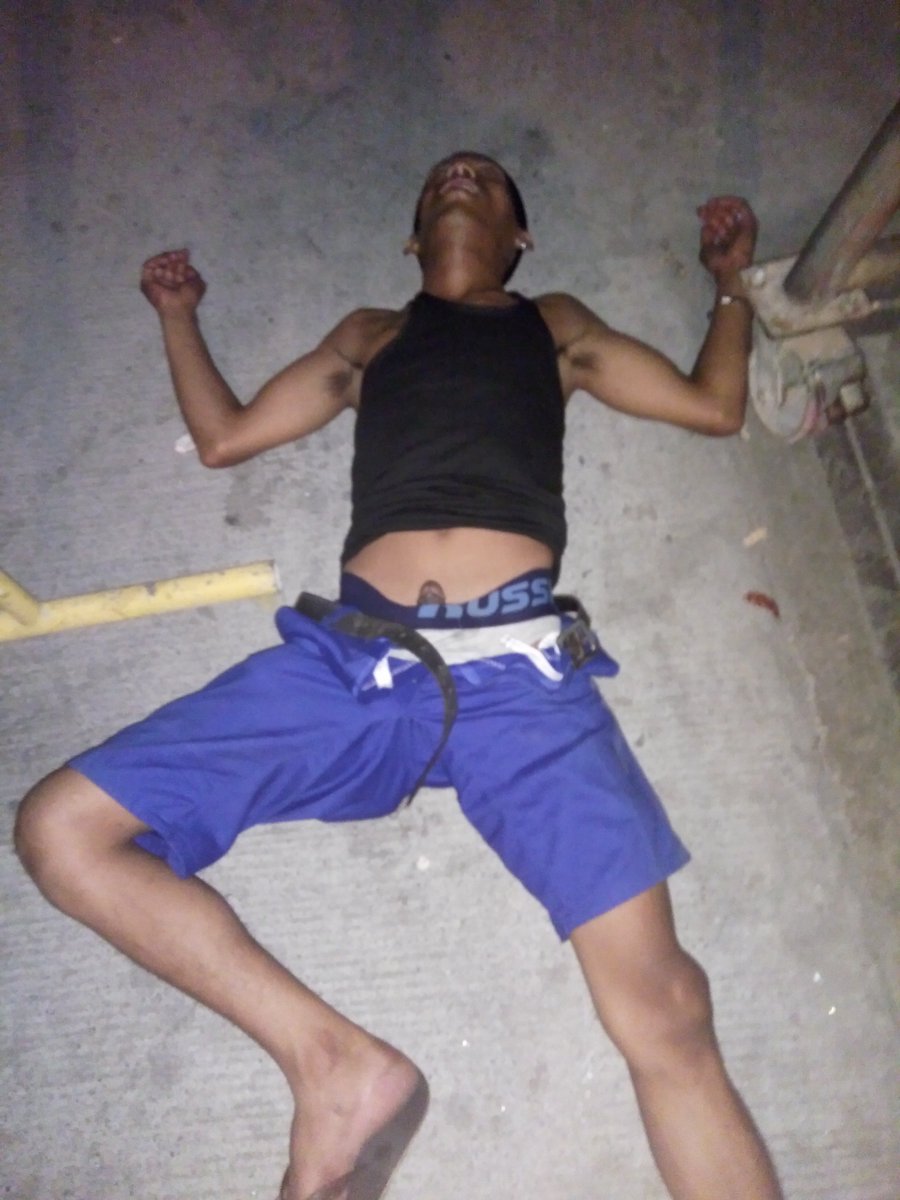 phrodite_a's tweet photo. Lasing si kuya naabutan ko nka higa sa kalsada agad kong jinakol
#constractionworker
#jakol
#Bagetsislife https://t.co/2w4O2dK8M0