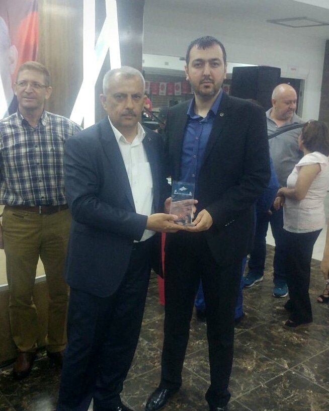 MHP Karşıyaka İlçe Başkanımız <a href="/akif1967/">Akif Yılmaz</a> Bey'e ve değerli ilçe yönetimine 3 Mayıs gibi anlamlı bir günde şahsıma layık gördükleri plaket için teşekkür ederim. Allah başarılarınızı daim eylesin.