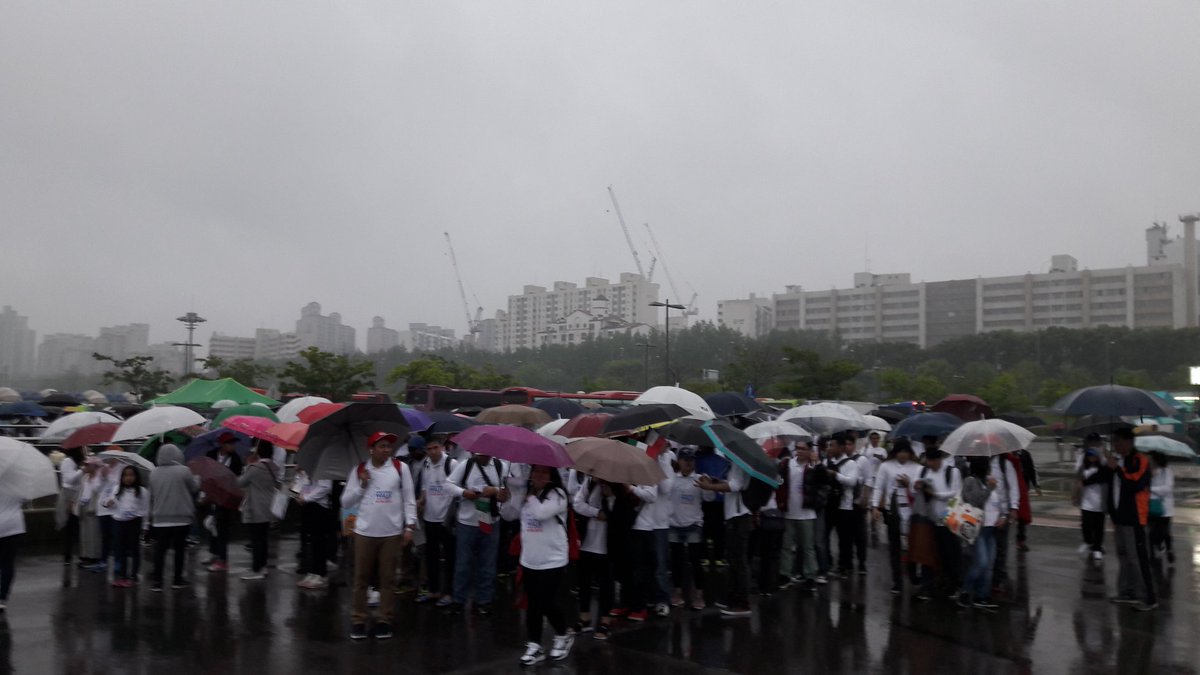 Bernzkiboy's tweet photo. Kaisa ng pamamahala mula sa distrito ng south korea ulanin man lalakad kami para labanan ang kahirapan
#INCwalktofightpoverty https://t.co/t6I1kbUDhd