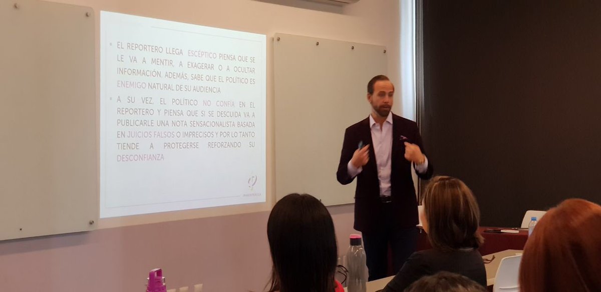 imagenpublica's tweet photo. Segundo día del taller en Entrenamiento en Medios. Contamos con la participación de nuestro rector @AlvaroGordoa #OrgullosamenteCIP #IloveCIP #VidaCIP https://t.co/9P2eG9Jajf