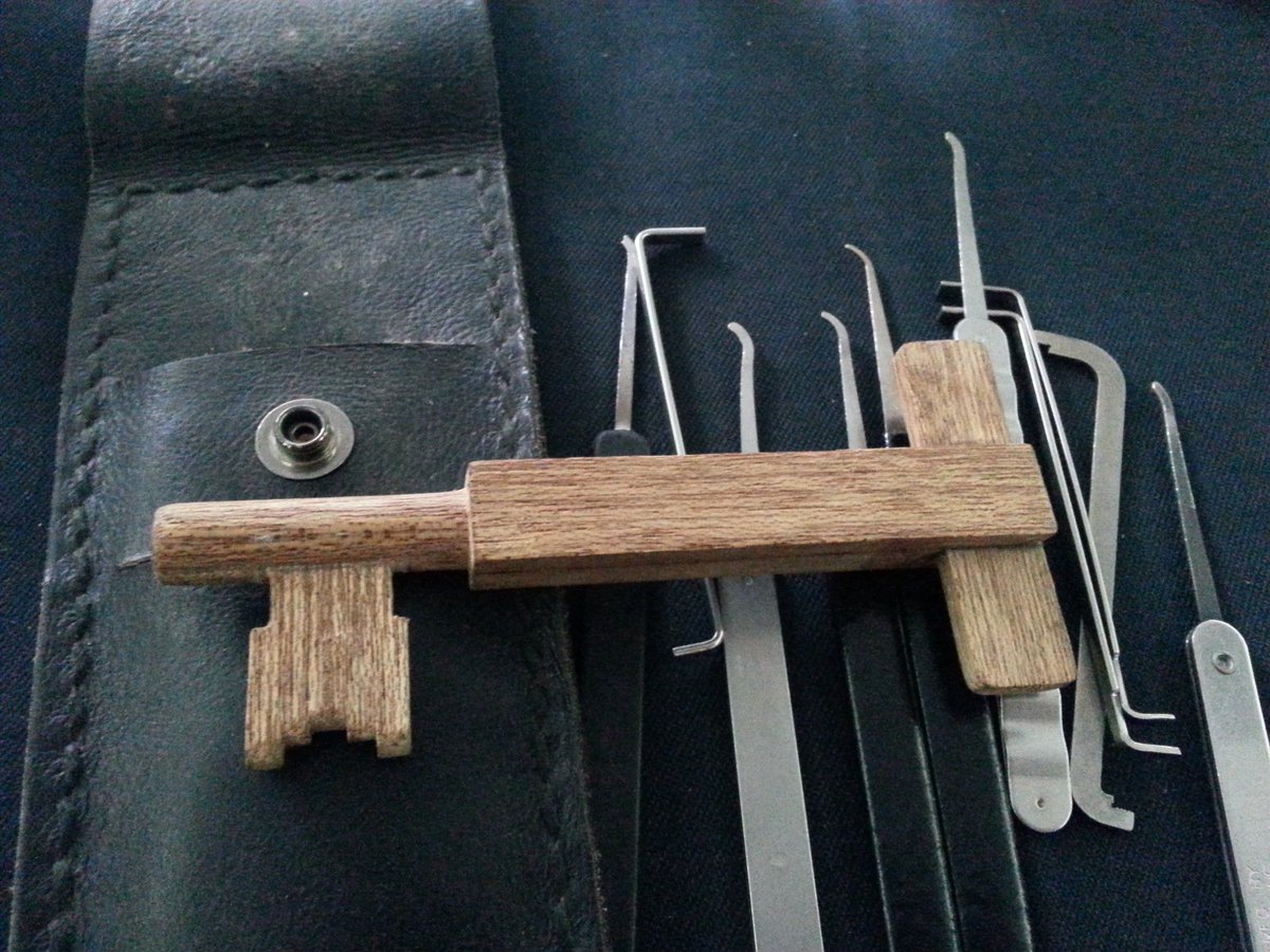 indiecom's tweet photo. "I was the keymaker," -- "make the keys and the plan will follow."

Hearing activist and political prisoner Tim Jenkin tell his story of escaping a maximum security prison in apartheid South Africa by fashioning keys for TEN doors has been the highlight of a fantastic #LockFest https://t.co/pK1zNIBW8o