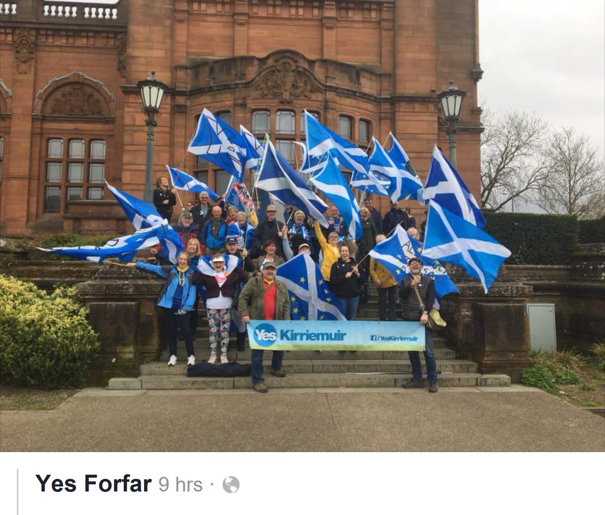 kuantancurls's tweet photo. @ronbuch A fantastic day, thanks to #YesForfar for organising the trip #AllUnderOneBanner https://t.co/YlrzVD3Lb8