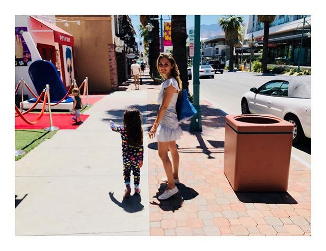 ShiriAppleby's tweet photo. Palm Springs Strip 🌴#heat #momlife https://t.co/IxMogmsKHP https://t.co/Qrf4KPO7rG