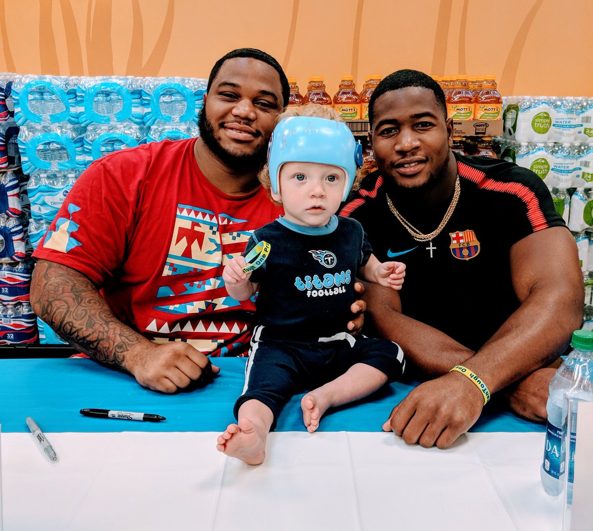 mrstitansanta's tweet photo. Titan Cash got to meet @AntwaunWoods_ and @Easymoney_81 earlier! He even got his helmet signed. 💙🏈 @Titan_Santa @Titans https://t.co/HVvw96xKa0