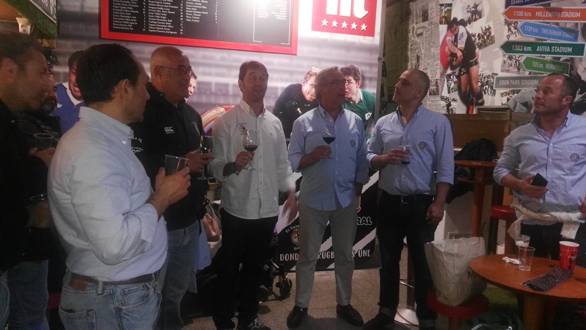 Chami_Rugby's tweet photo. Intercambio de regalos y brindis entre @Chami_Rugby y #CDUP Muito obrigados! https://t.co/0jII87Q3rJ