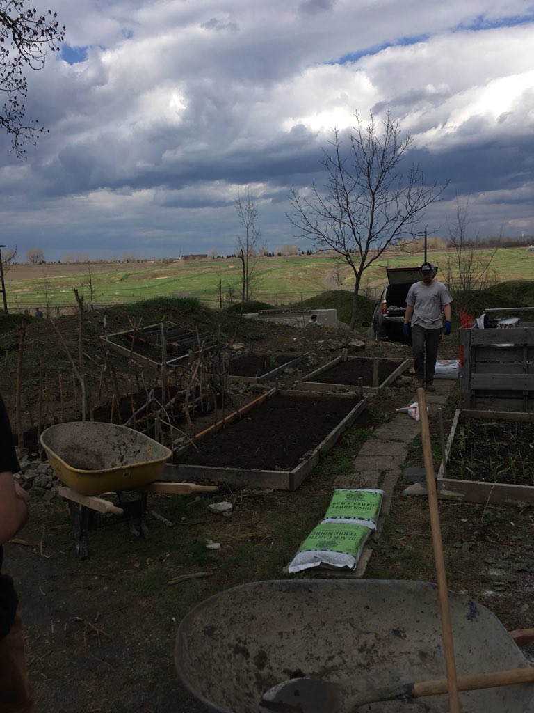 Skateboard4hope's tweet photo. Check out the community garden at #Projet45 next to the DIY Skatepark. #GeneratorWeekend #communitygarden #SkateboardsForHope @GenProjectOrg https://t.co/O0p3tCuikn