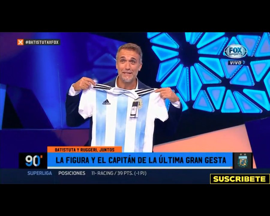 jimenadequilmes's tweet photo. PARA QUIENES NO LO PUDIERON VER AYER, O QUIEREN VERLO OTRA VEZ, EN @FOXSportsArg VAN A REPETIR LA ENTREVISTA A @GBatistutaOK...😊❤ ESTÁN AVISADOS!!! 😉 #BatistutaxFOX https://t.co/P8Xj6Ugw1j